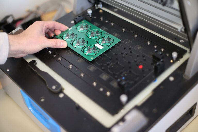 Banc de test en production pour la montre connectée IOT EBRC-10