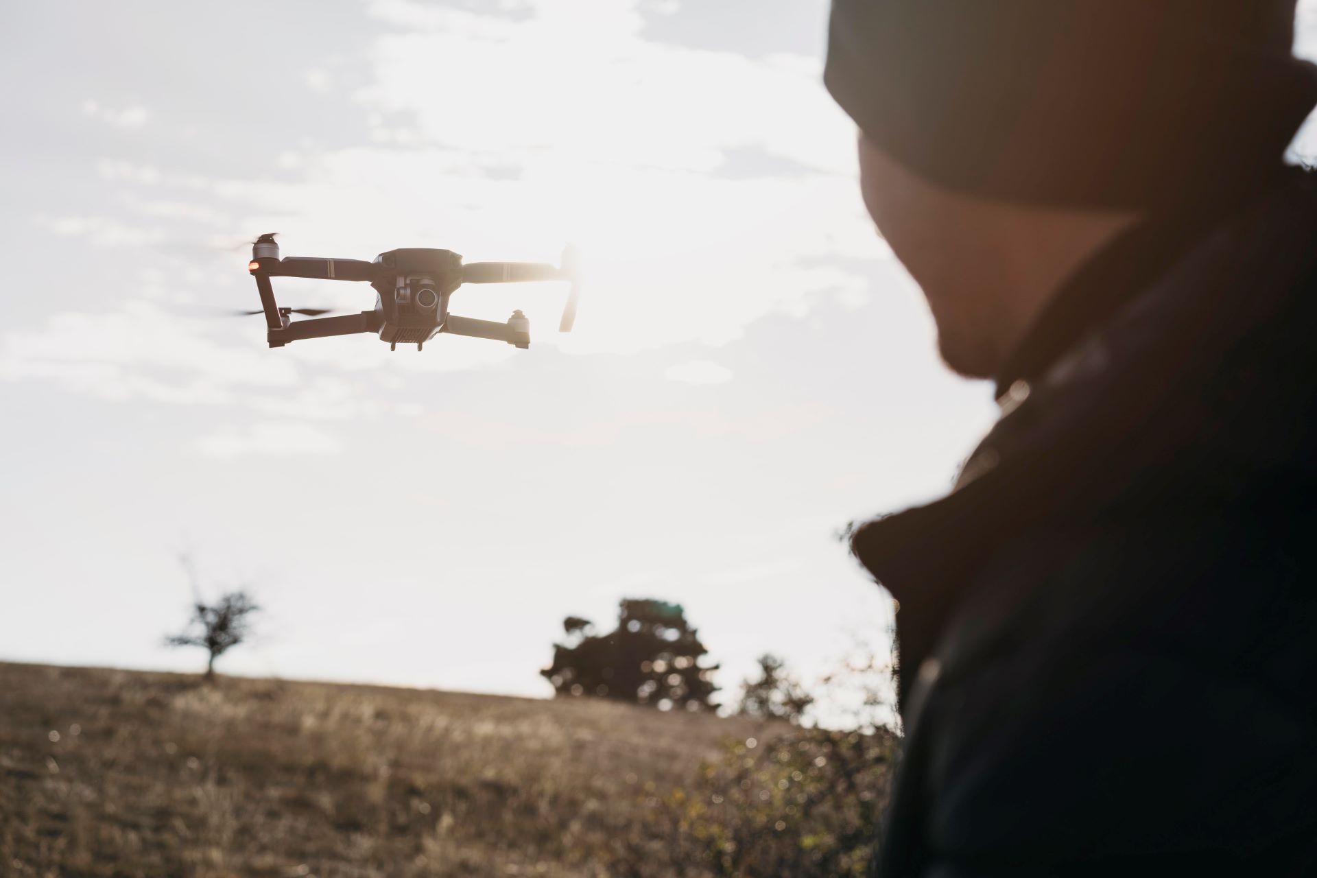 Pilote utilisant un drone équipé du module de tracking Flying Neuron en extérieur